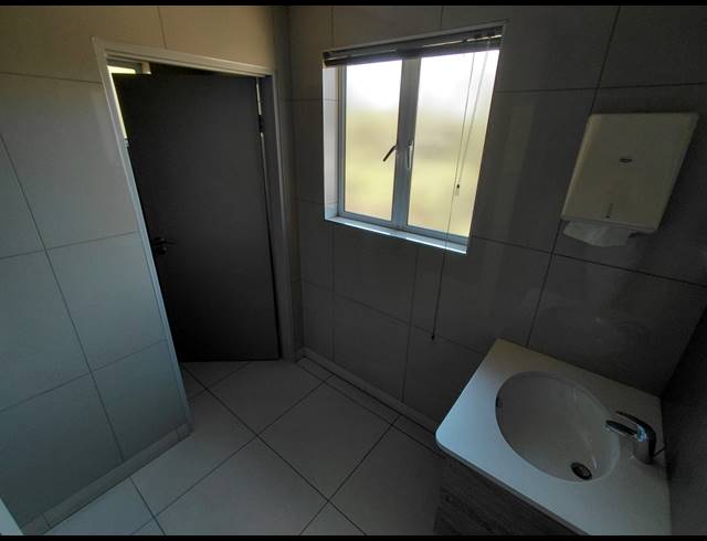 111M² OFFICE TO LET IN FOURWAYS